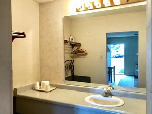 Duschwanne, kostenlose Toilettenartikel, Handtücher, Seife