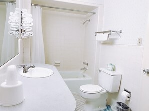 Bañera con ducha, artículos de tocador gratuitos, toallas, jabón