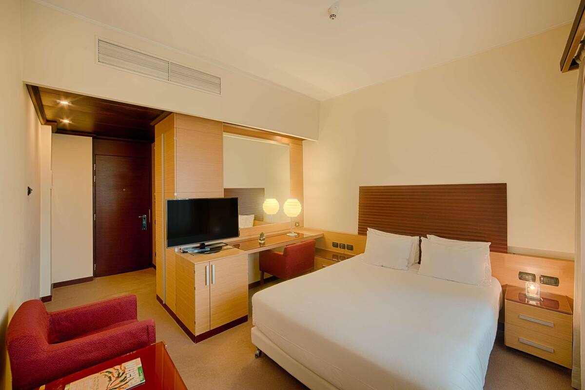 Down duvets, minibar, in-room safe, desk