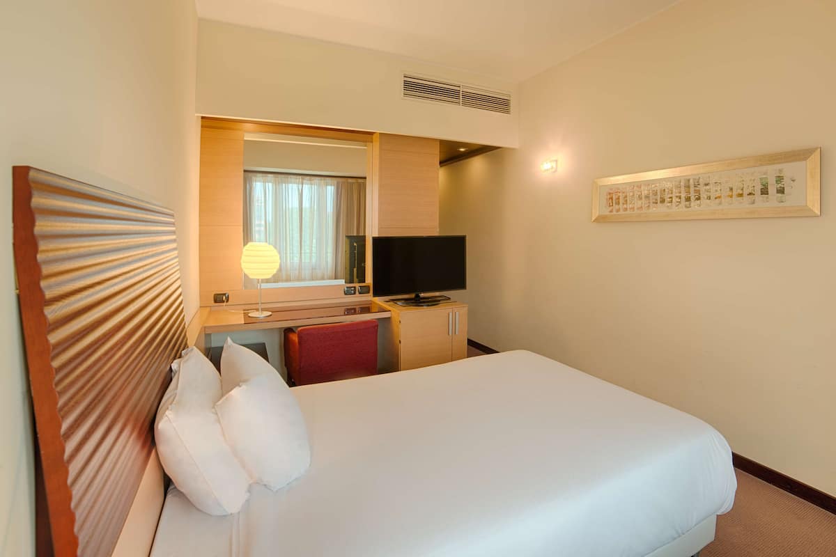 basic single room | down duvets, minibar, in-room safe, desk