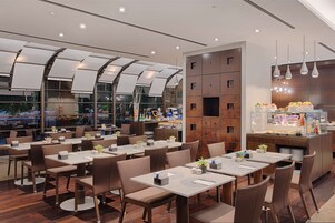 Se ofrece un desayuno bufé todos los días (por un coste adicional)