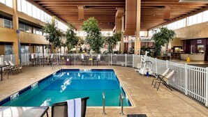 Kolam renang indoor