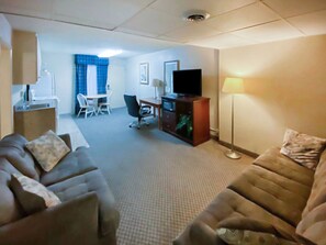 Departamento, 2 habitaciones, cocina | Área de sala de estar | Televisión de 32 pulgadas con canales por cable 