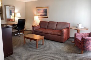 Suite, 1 habitación | Área de sala de estar | Televisión de 32 pulgadas con canales por cable 