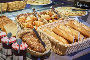 Sarapan, makan tengah hari, makan malam dihidangkan; masakan Perancis 