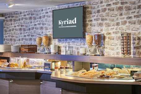 Tägliches Frühstücksbuffet gegen Gebühr. Kyriad Lille - Mons En Baroeul