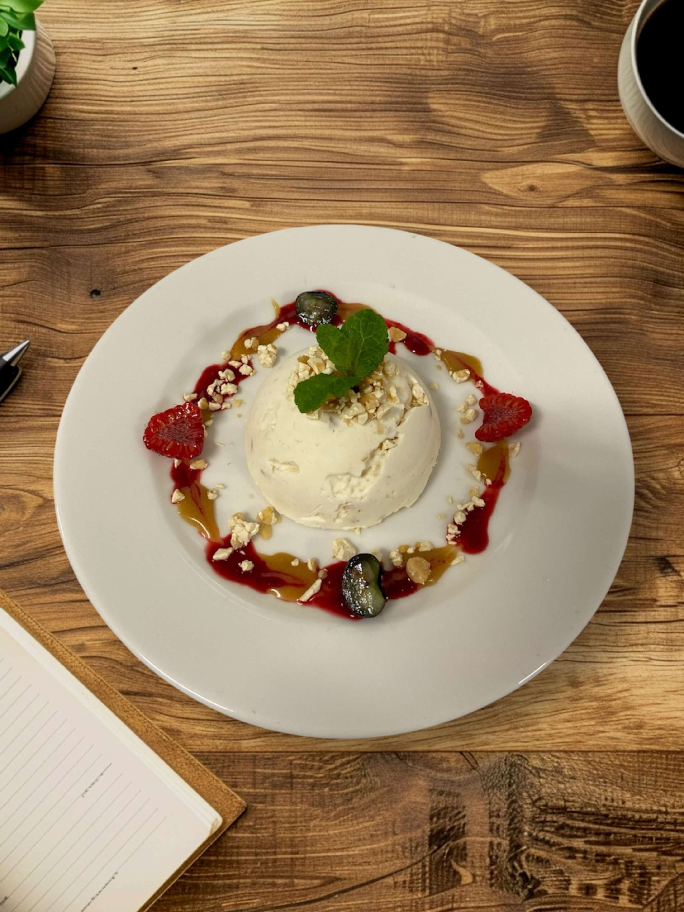 Een dessert op een wit bord, met een houten tafel op de achtergrond.