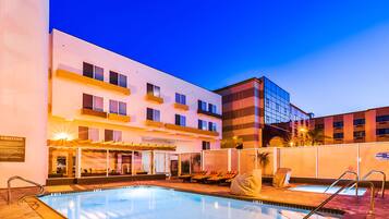 Una piscina al aire libre, camas de piscina gratis