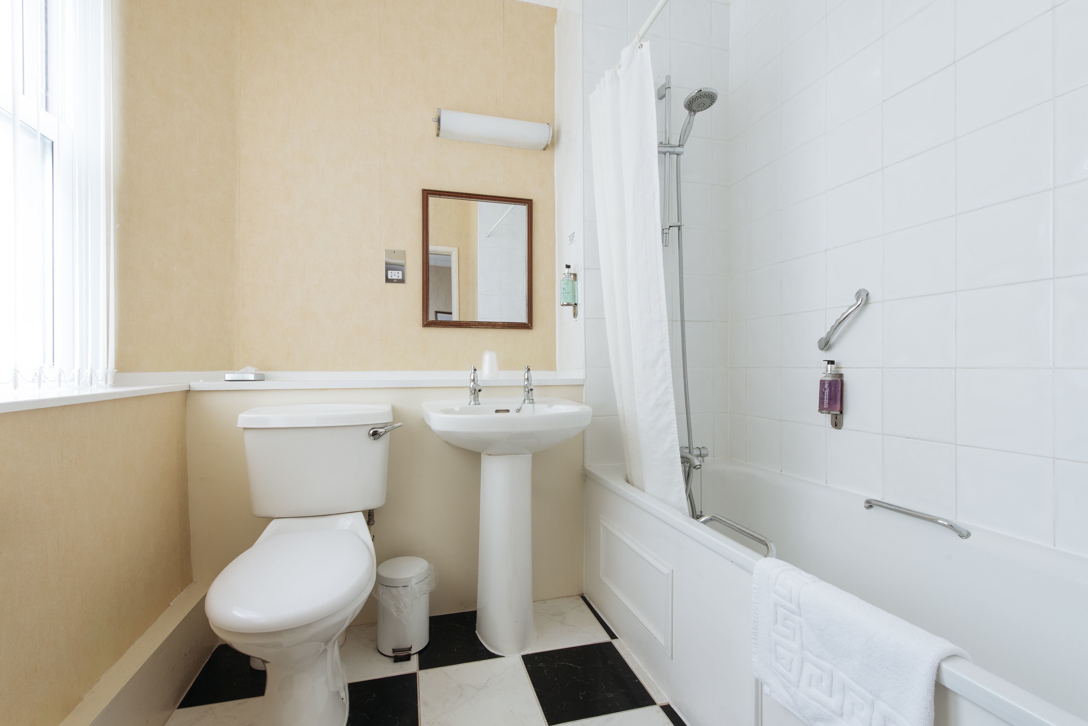Un bagno con il water, un lavandino e una doccia.