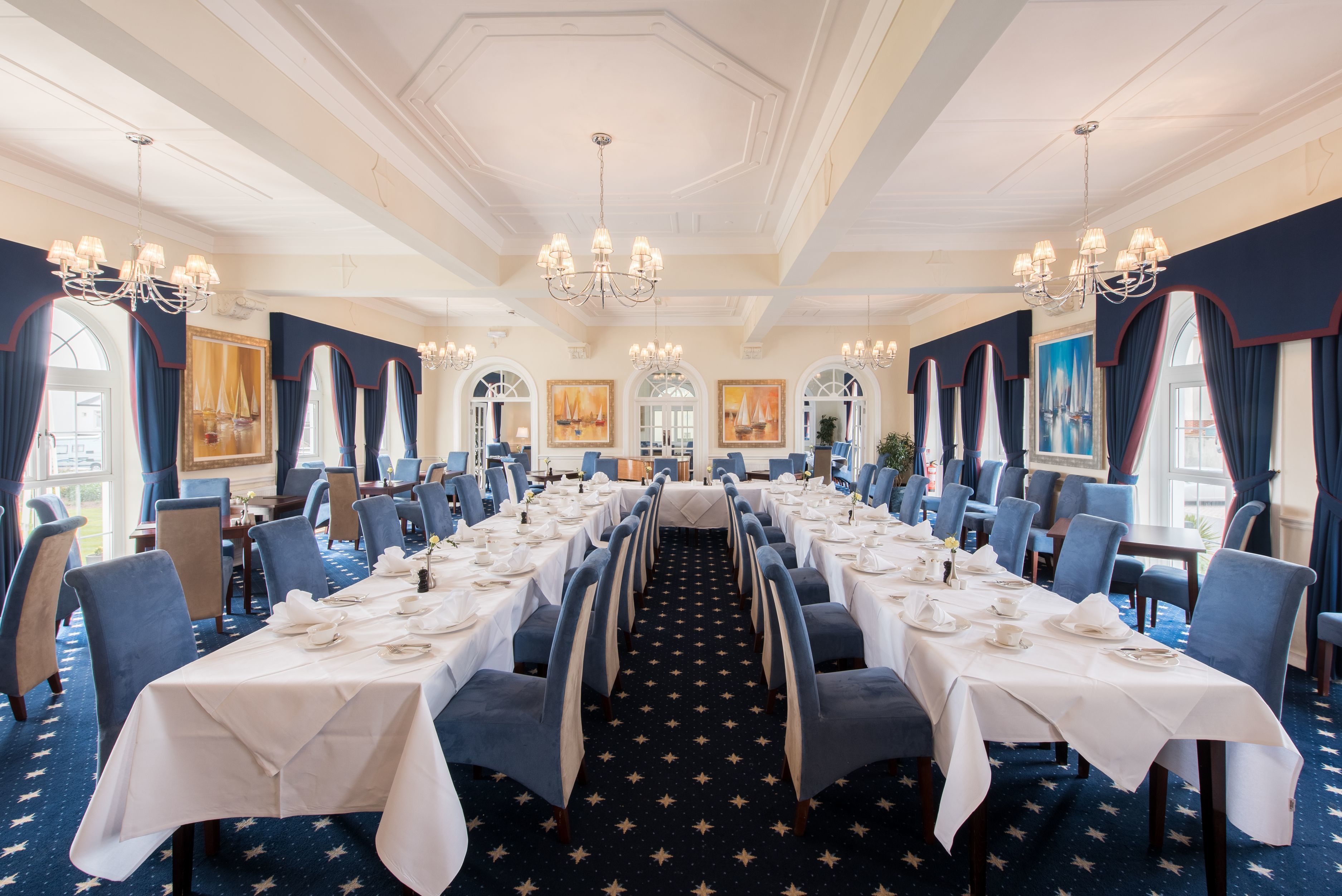 供应午餐和晚餐，英国菜