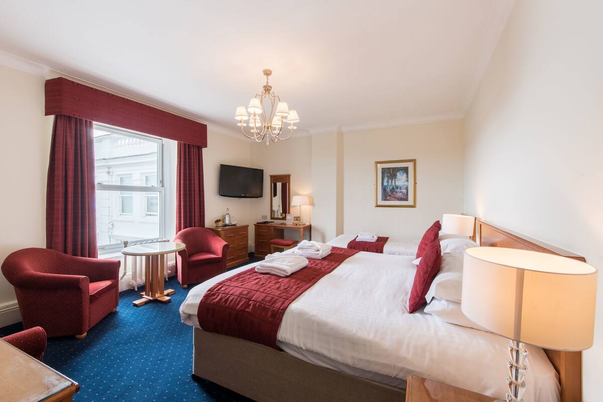 Deluxe Room (Executive) | Desk, iron/ironing board (on request), WiFi (free), bed sheets