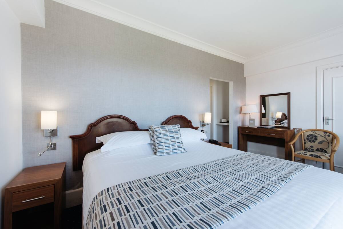 Desk, iron/ironing board (on request), WiFi (free), bed sheets