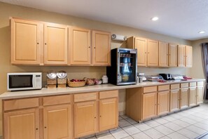 Free daily buffet breakfast  - Econo Lodge Painted Post - Corning (Painted Post)