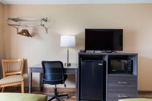 Soundproofing, iron/ironing board, rollaway beds, free WiFi - Econo Lodge Painted Post - Corning (Painted Post)