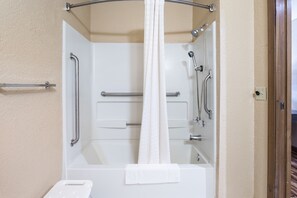 Quarto, 1 cama Queen e sofá-cama, acessível, para não fumantes (Promotional) | Banheiro | Chuveiro/banheira combinados, produtos de toalete grátis