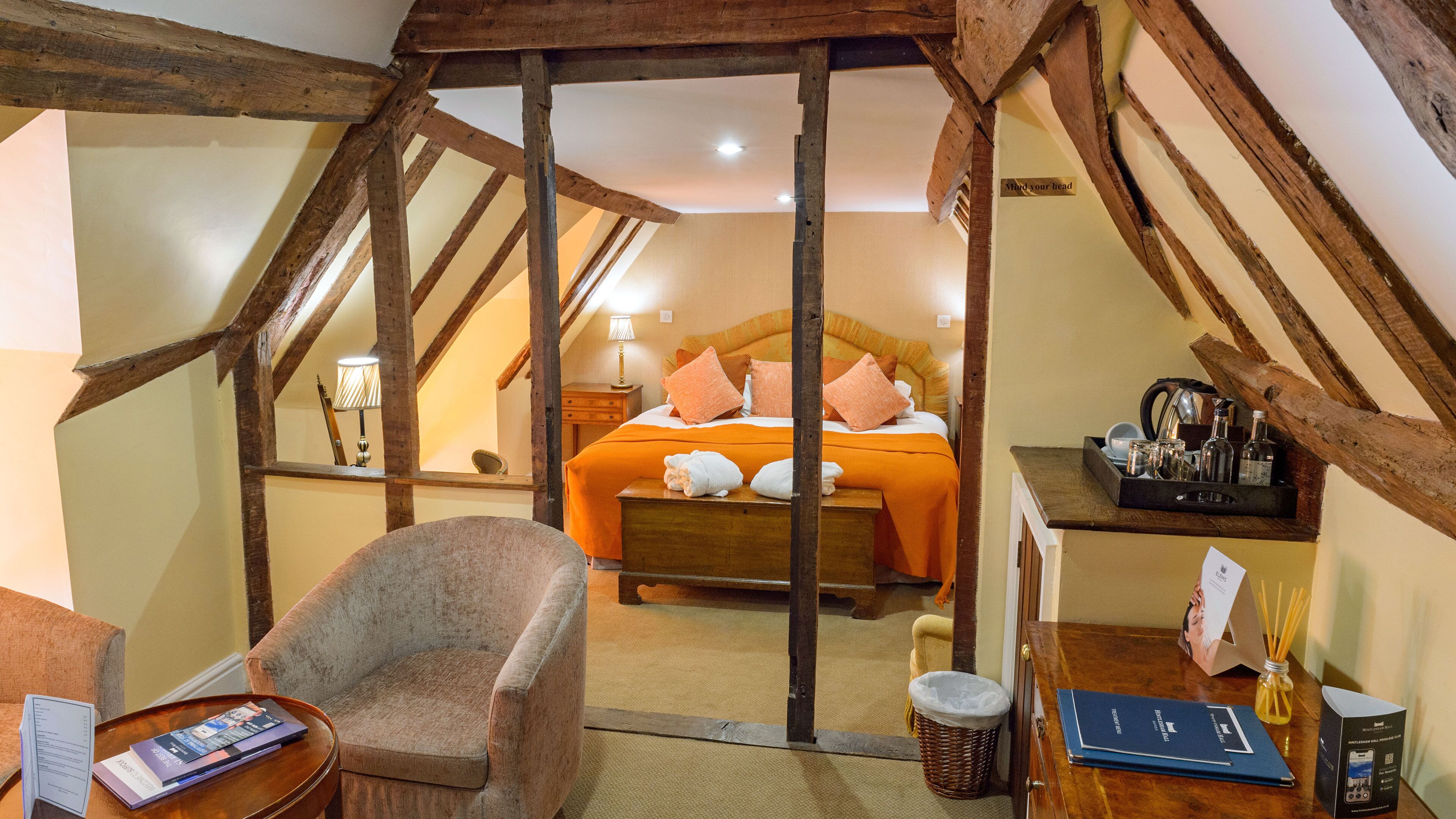 1 bedroom, egyptian cotton sheets, hypo-allergenic bedding, desk