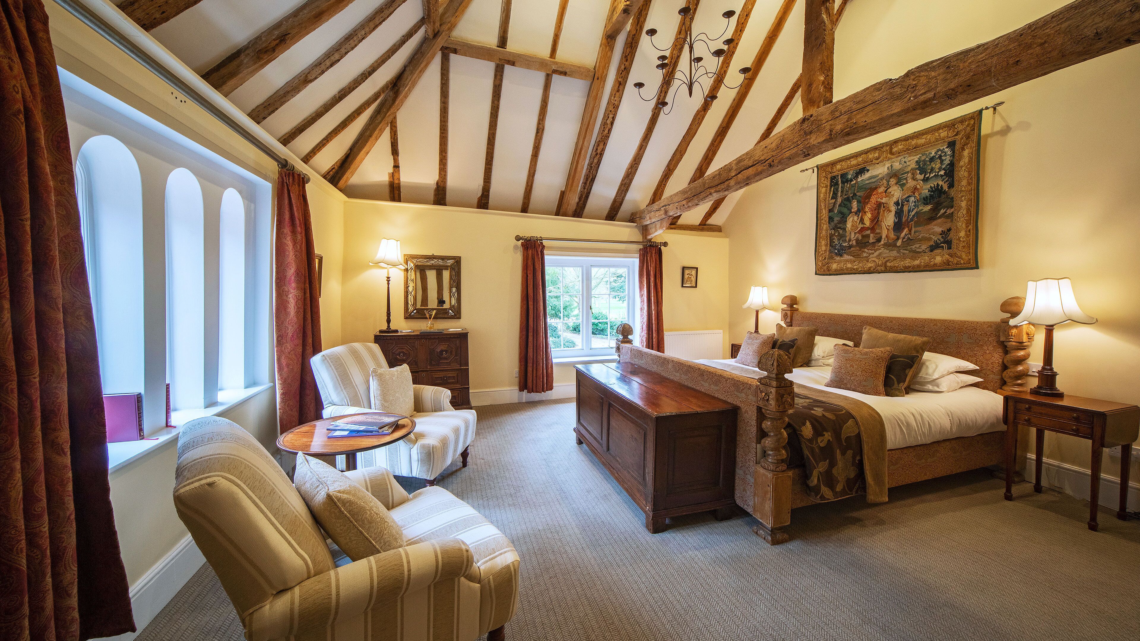 1 bedroom, egyptian cotton sheets, hypo-allergenic bedding, desk