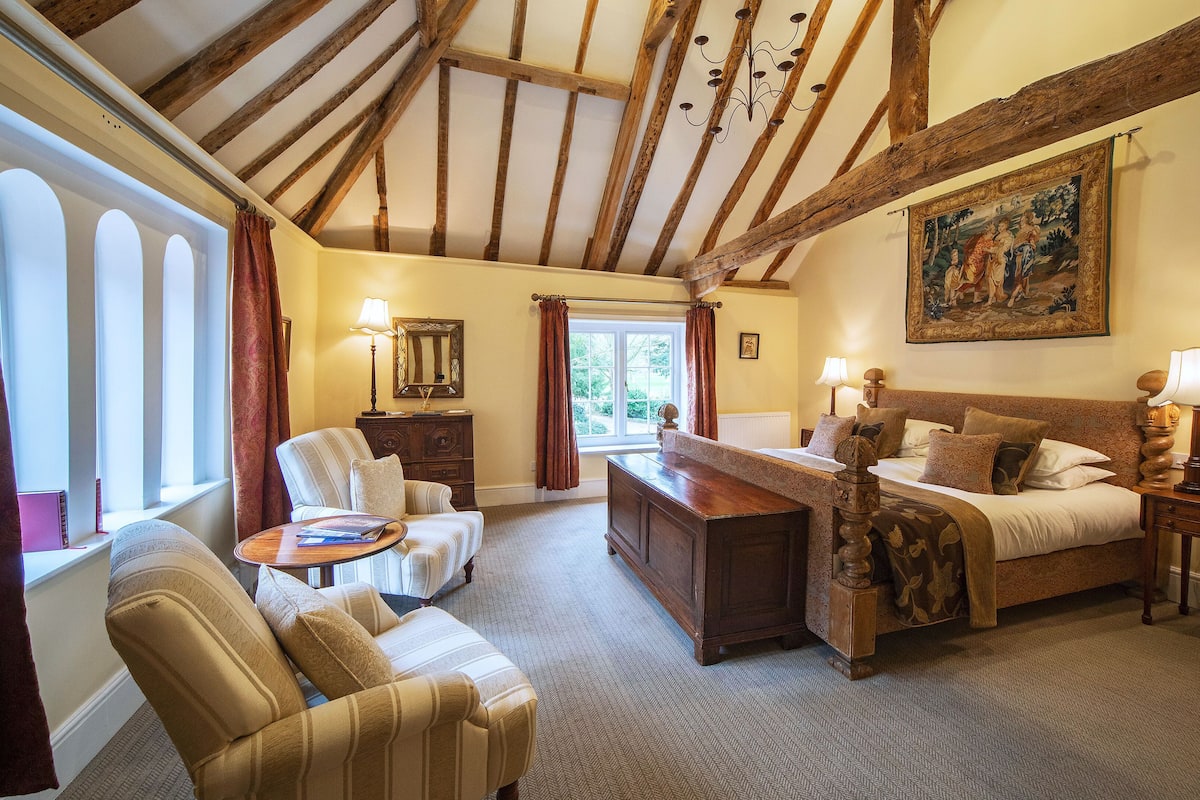 1 bedroom, egyptian cotton sheets, hypo-allergenic bedding, desk