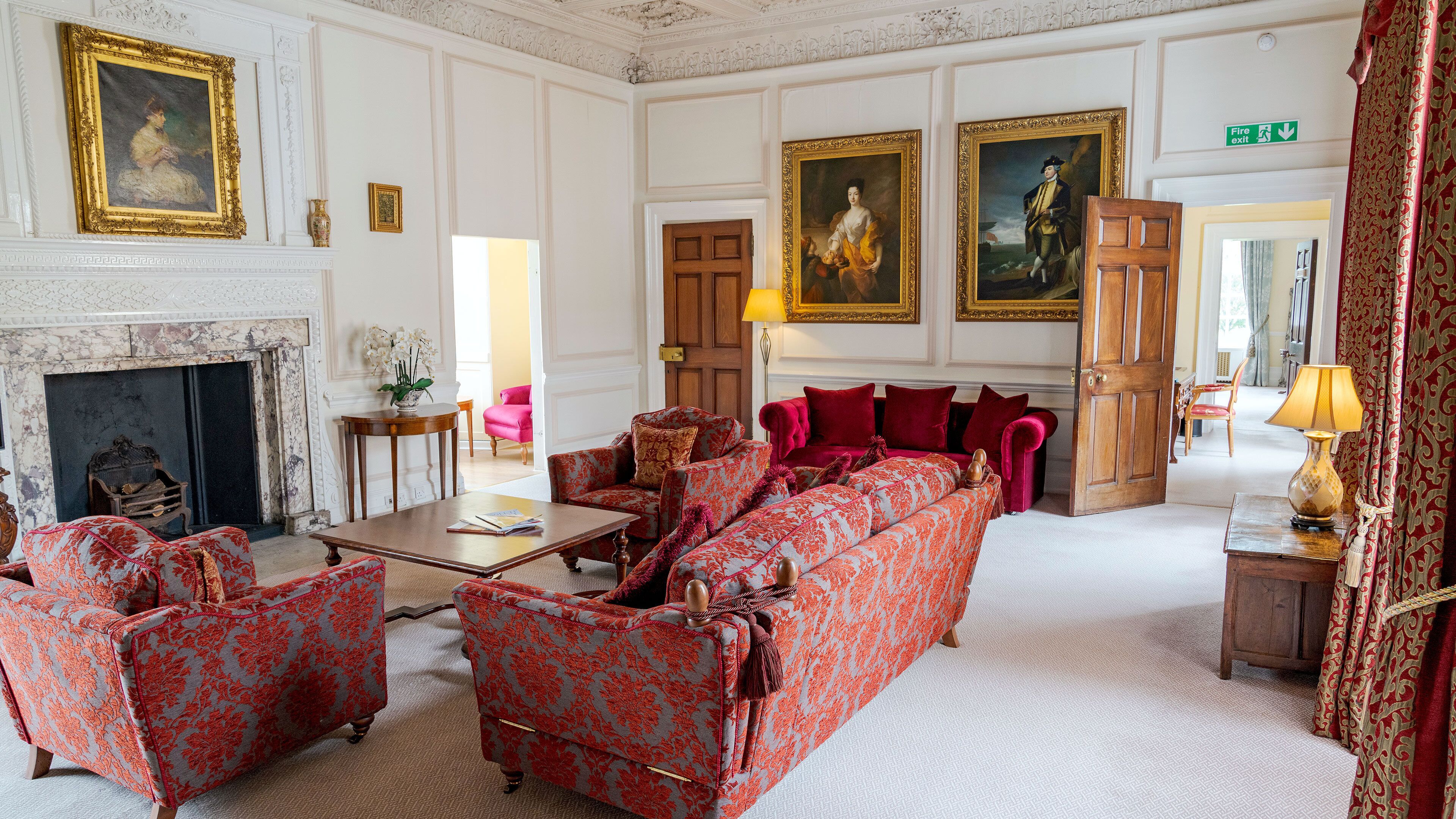 1 bedroom, egyptian cotton sheets, hypo-allergenic bedding, desk