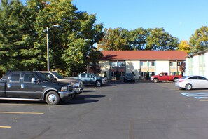 مواقف سيارات مجانية