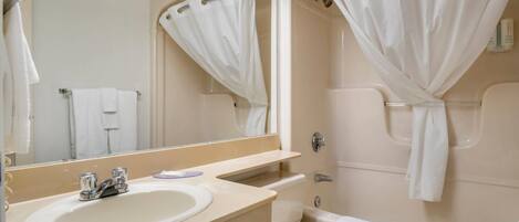 Une salle de bain avec un lavabo, des toilettes et une baignoire.