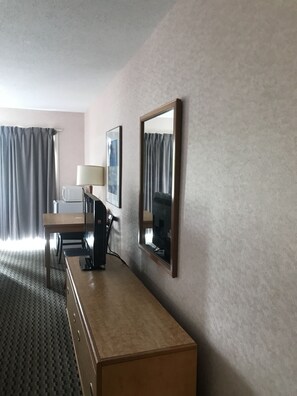 Escrivaninha, cortinas blackout, ferros/tábuas de passar roupa