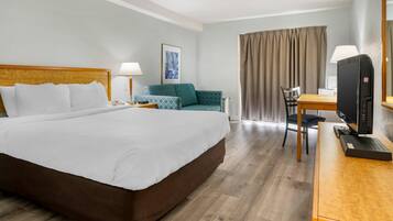 Skrifborð, myrkratjöld/-gardínur, straujárn/strauborð