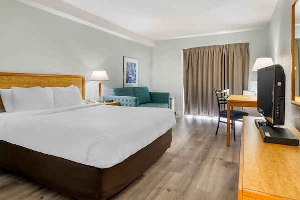 Bureau, rideaux occultants, fer et planche à repasser