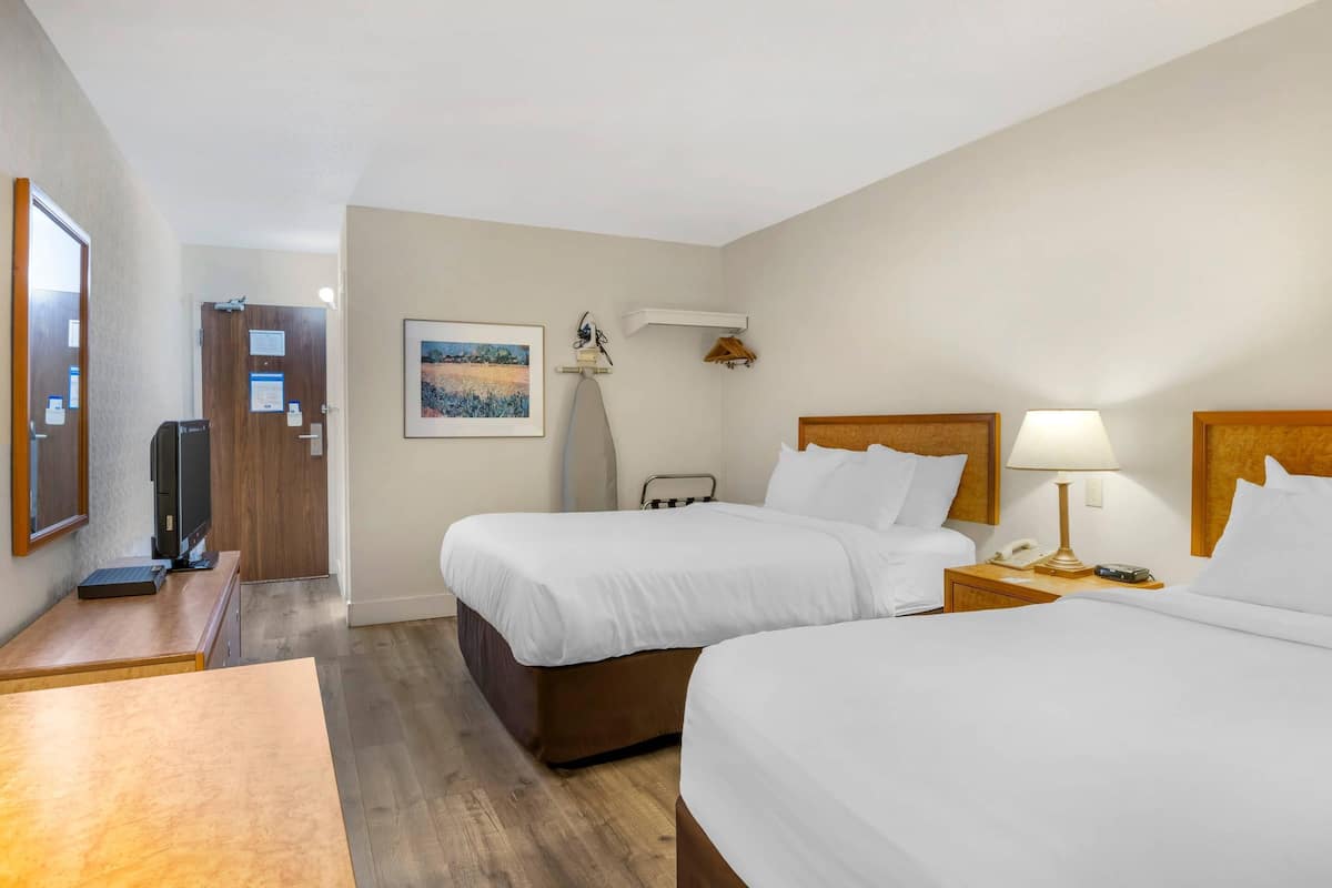 Standard room, 2 Queen Beds plus Sofabed, Nonsmoking | Escritorio, cortinas blackout y tabla de planchar con plancha