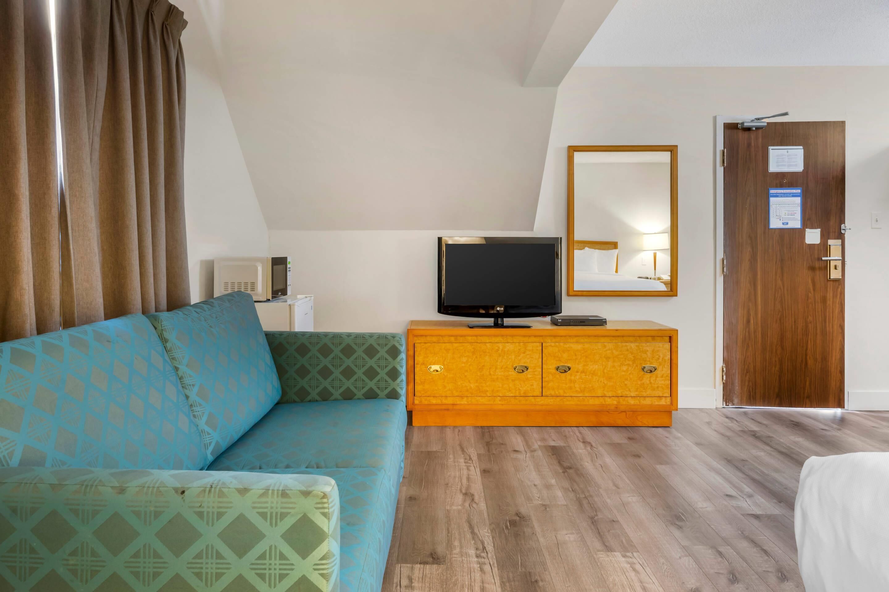 Standard King Room plus Sofabed, Non Smoking | 办公桌、遮光窗帘、熨斗/熨衣板、免费婴儿床