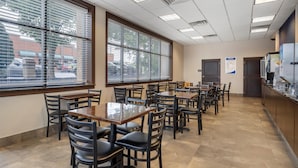 A restaurant with multiple tables and chairs, large windows with blinds, and a tiled floor. - Best Western Acworth Inn (Acworth)