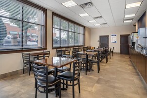 Desayuno completo gratuito y diario