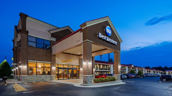 Welcome to this modern hotel, featuring a prominent entrance and ample parking.