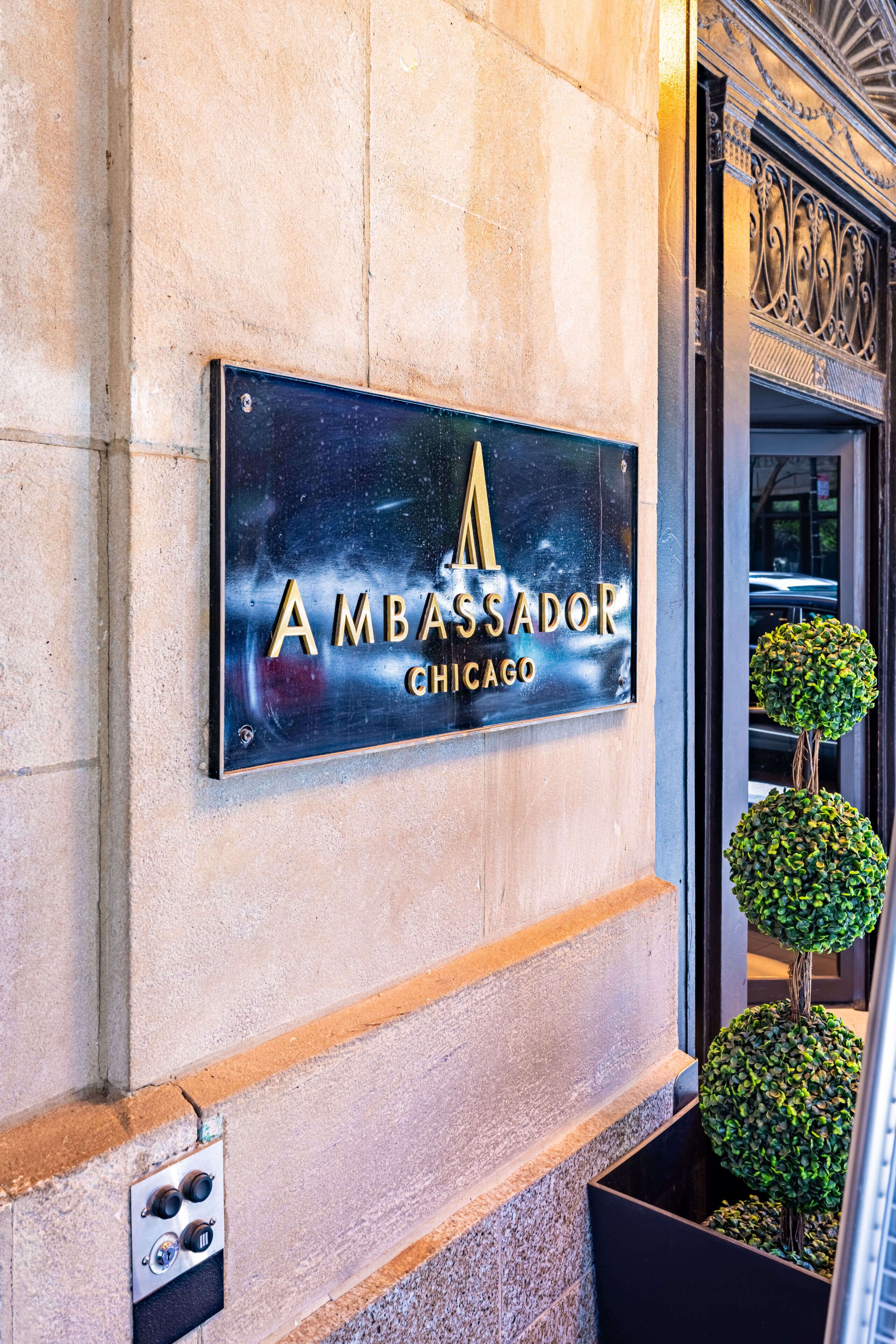 Ein Schild mit der Aufschrift 'Ambassador Chicago' an der Gebäudefassade.