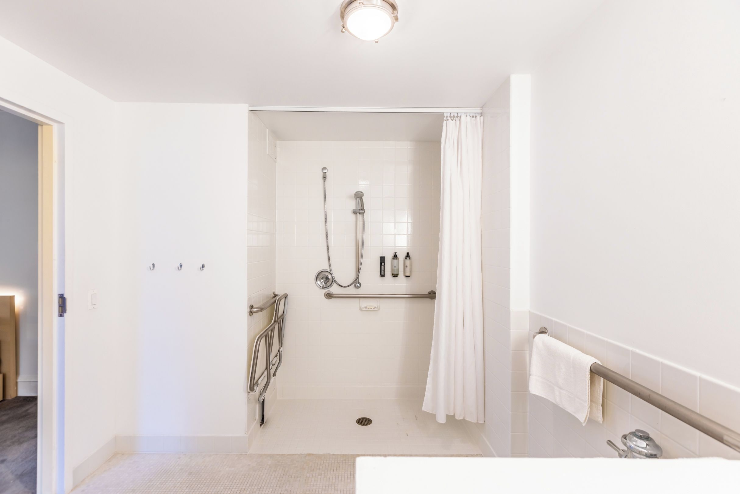 Ein modernes Badezimmer mit Dusche, Toilette und Waschbecken.