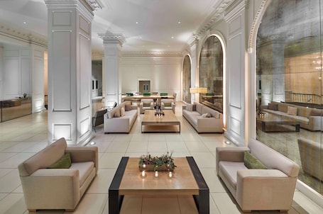 Lobby. The Chicago Hotel Collection Ambassador Gold Coast