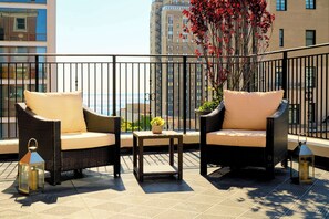 Frette Italian sheets, premium bedding, in-room safe, desk