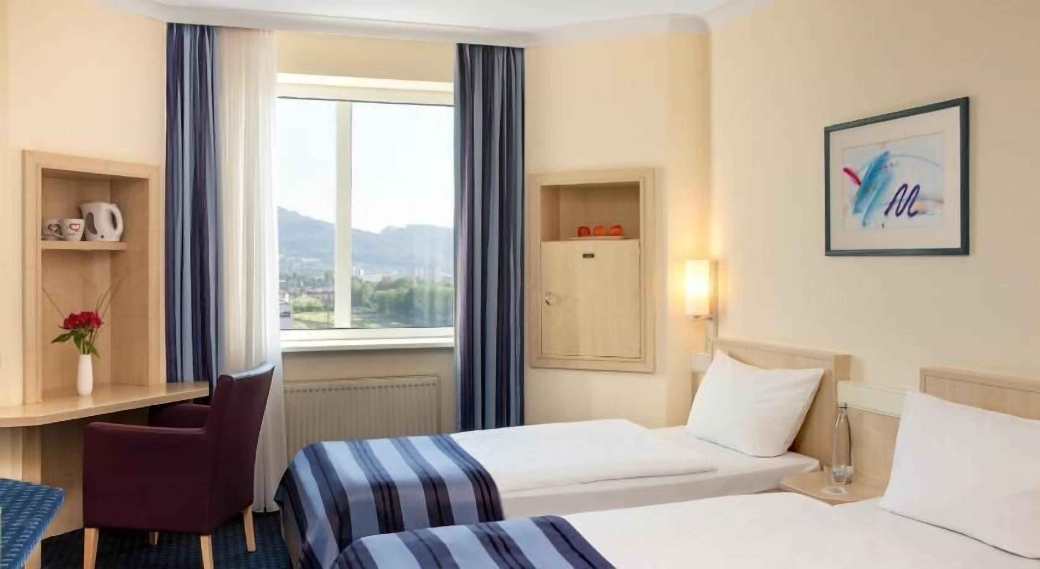 客房內保險箱、書桌、隔音、免費無線上網