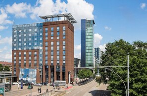 A modern building with a glass facade and a solar panel on the roof. - Hotel Freiburg City Center by Leonardo Hotels (Freiburg im Breisgau)