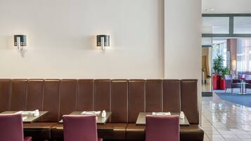 Petit déjeuner buffet (21 EUR par personne)