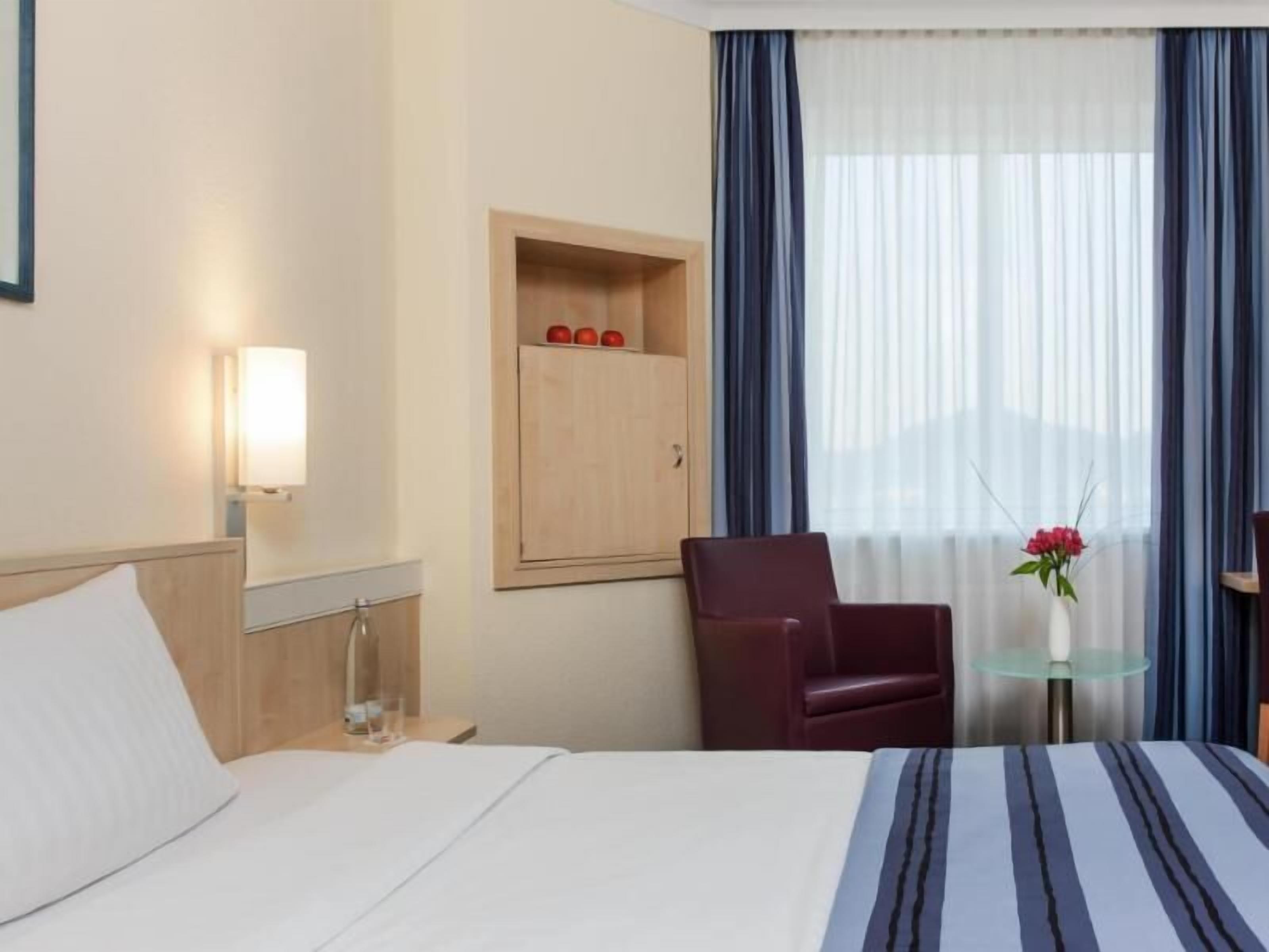 客房內保險箱、書桌、隔音、免費無線上網