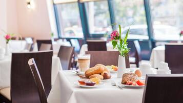 Petit déjeuner buffet (21 EUR par personne)