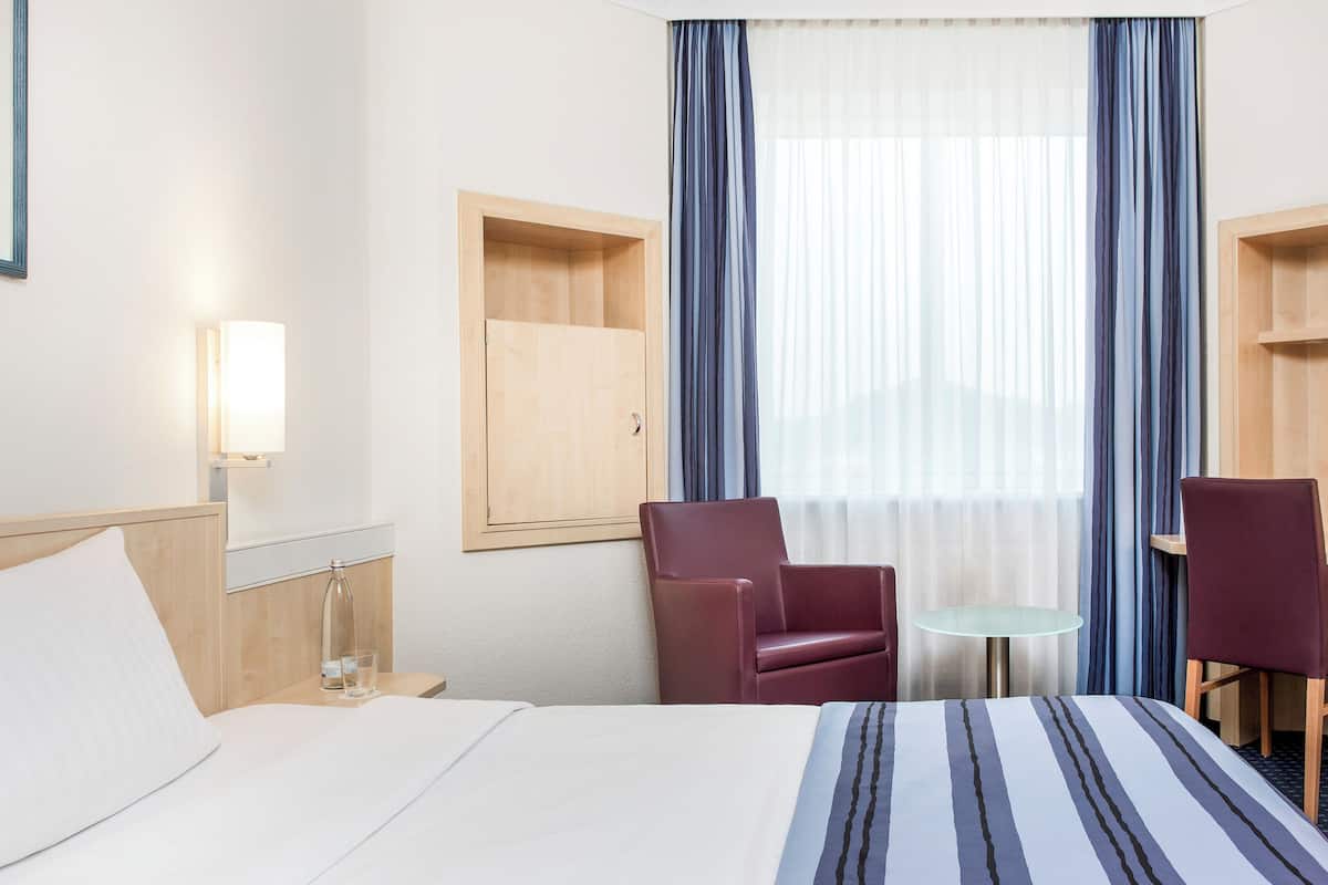 In-room safe, desk, soundproofing, free WiFi