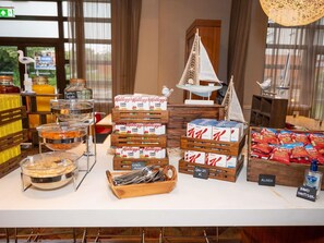 Se ofrece un desayuno bufé todos los días (por un coste adicional)