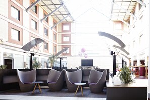 Interior entrance - Novotel London Heathrow Airport - M4 Jct 4 (West Drayton)