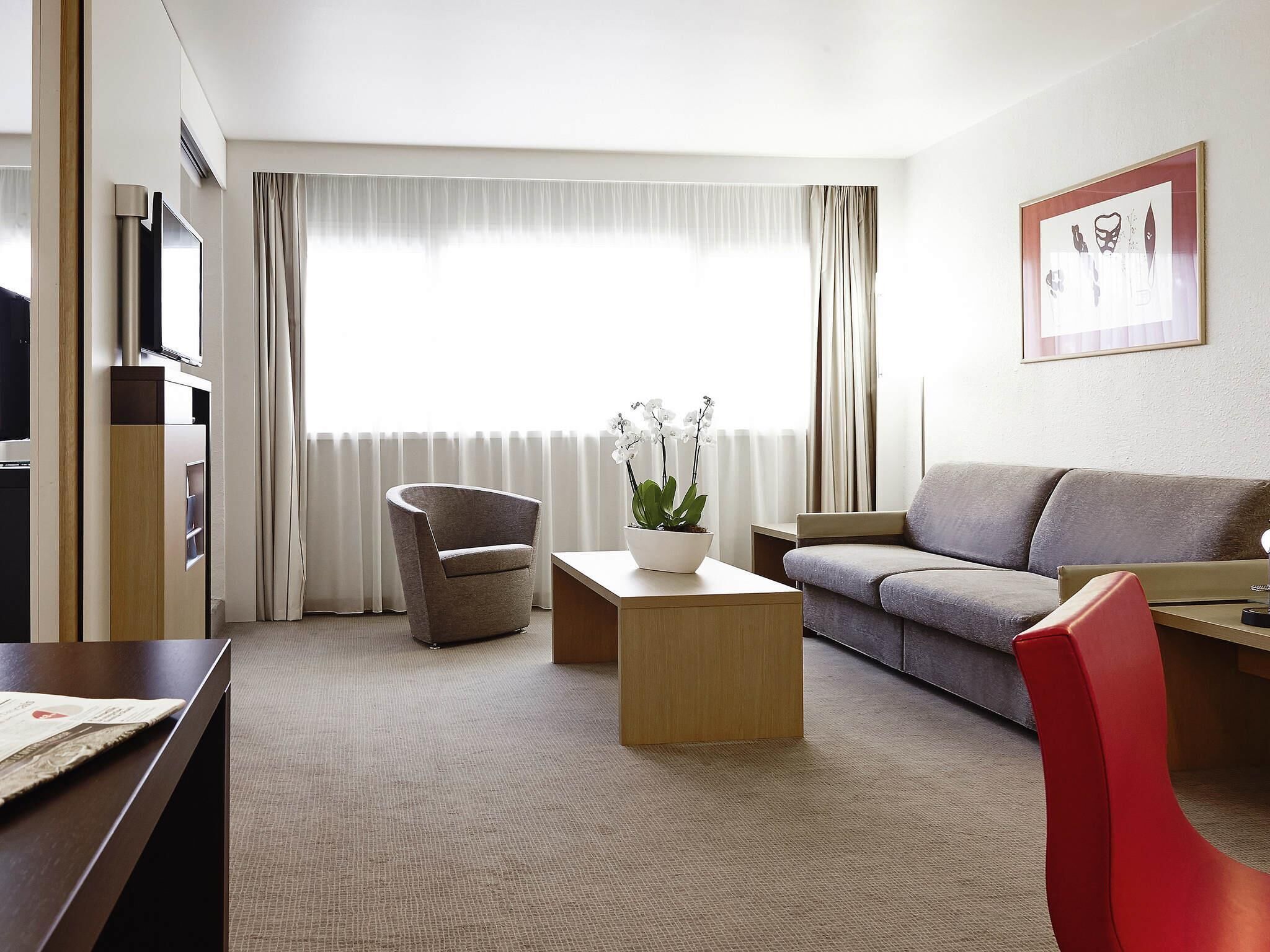 Junior Suite, 1 King Bed | Minibar, in-room safe, desk, laptop workspace