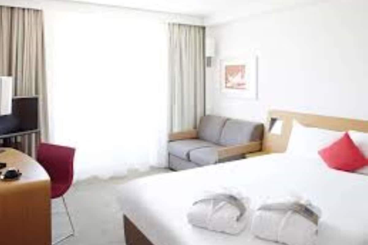 Minibar, caja de seguridad en la habitación y escritorio 