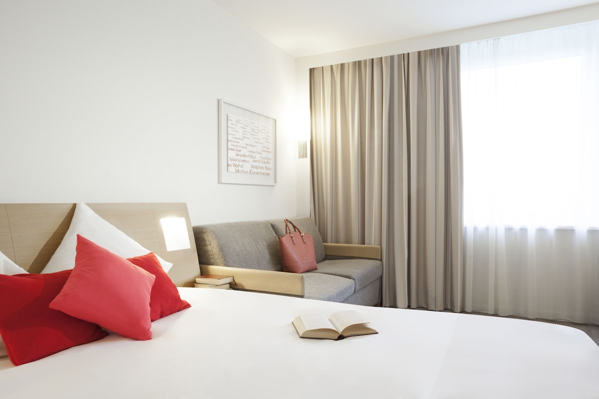 Superior kamer, 1 queensize bed met slaapbank | Een minibar, een kluis op de kamer, een bureau, een laptopwerkplek