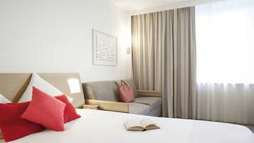 Minibar, coffres-forts dans les chambres, bureau