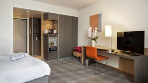Minibar, coffres-forts dans les chambres, bureau